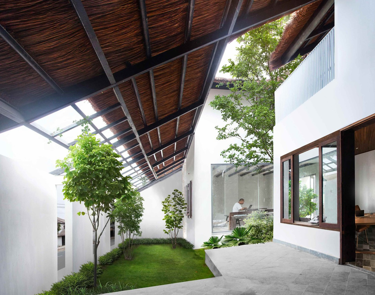 Tường được bao phủ bởi hai lớp đất sét bao gồm lớp cách nhiệt sinh thái. Ảnh: Sơn Vũ