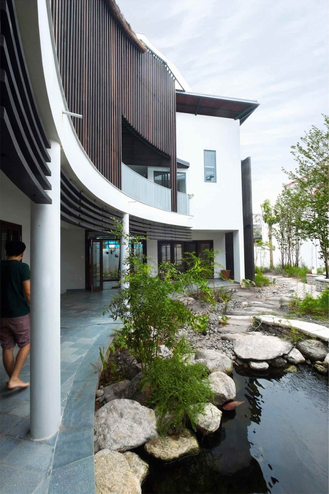 Trên khu đất gần 800m2, gia chủ chỉ dành khoảng hơn 200m2 để xây nhà, phần lớn còn lại cho không gian ngoài trời, cây cối, hồ nước... Ảnh: Sơn Vũ