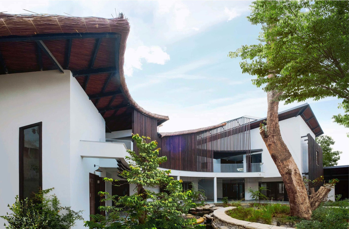 Ngôi nhà đầy đủ tiện nghi nhưng vẫn giao hòa với thiên nhiên nhờ khu vườn xanh mát, sân trong, giếng nước, hồ cảnh... Ảnh: Sơn Vũ