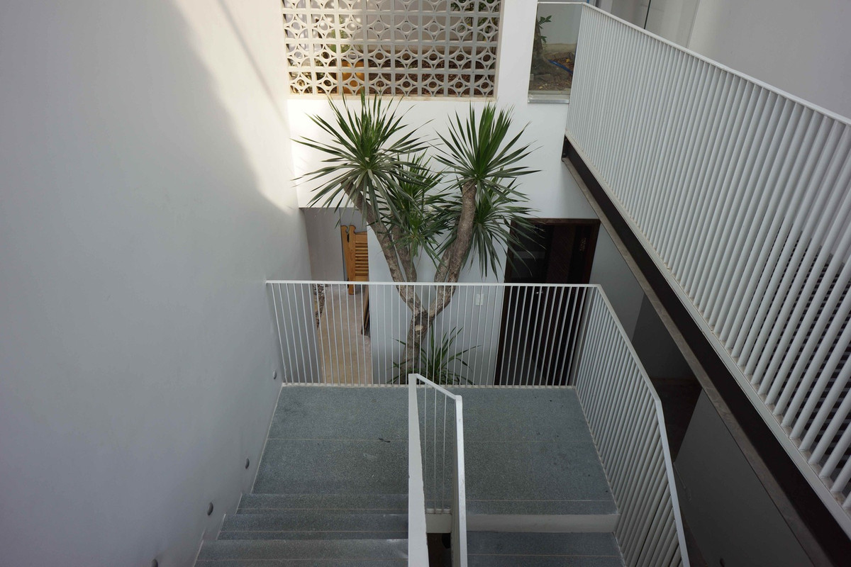 Các lối đi cũng được chú trọng bằng cách tạo nên đường gấp khúc nhỏ ở tay vịn cầu thang. Ảnh: Sơn Vũ