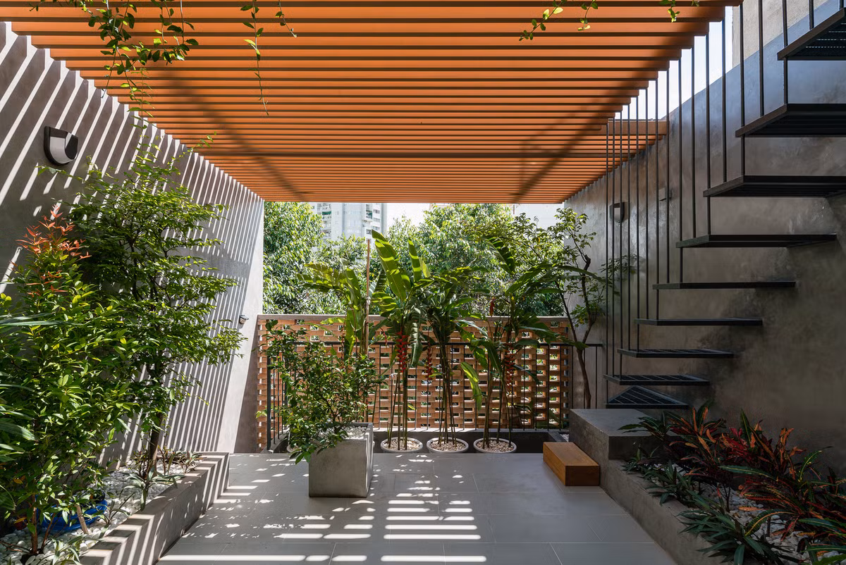 Sân thượng với mái lam gỗ có thể điều chỉnh đóng mở linh hoạt. Ảnh: Quang Trần