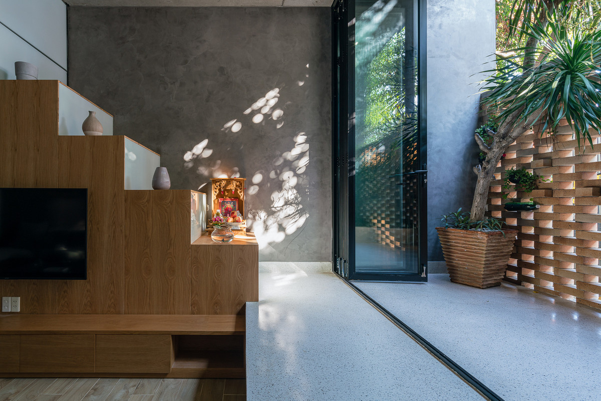 Tầng 4 được bố trí phòng thờ, phòng kho, khu vực giặt - sấy của gia đình cùng khoảng sân vườn thoáng đãng phía trước. Ảnh: Quang Trần