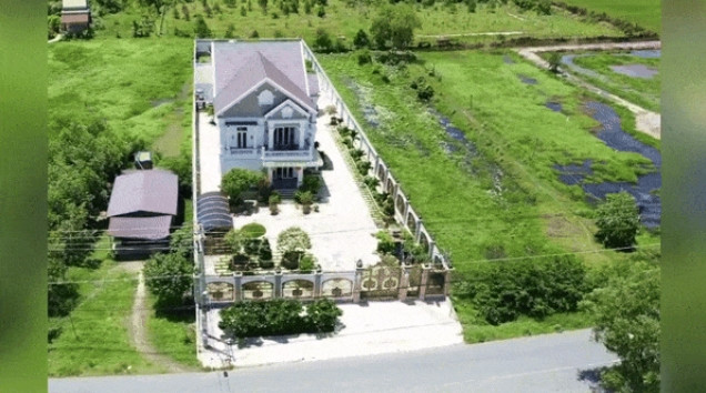 Lily Chen từng khiến dân mạng trầm trồ khi hé lộ căn biệt thự bề thế được xây dựng trong khuôn viên siêu rộng như 1 công viên tại Tây Ninh. Ảnh: FB Lily Chen