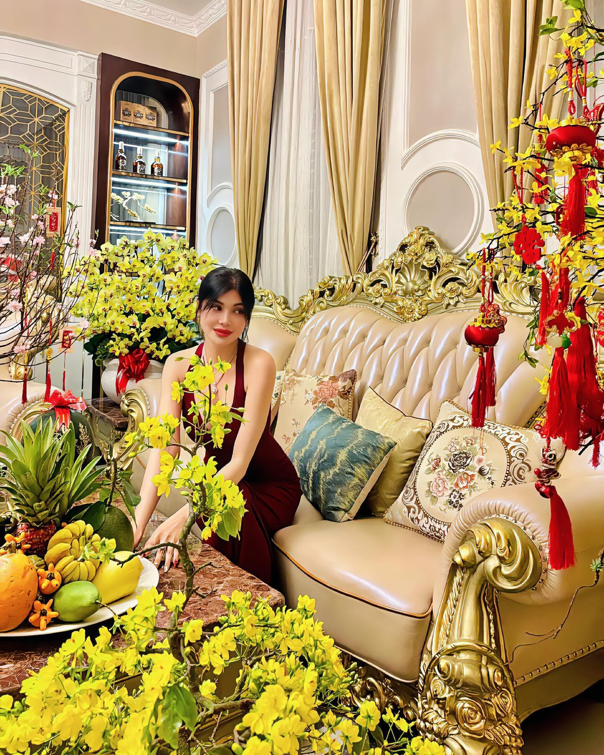 Phòng khách nổi bật với bộ sofa lớn thiết kế cầu kỳ. Ảnh: FB Lily Chen