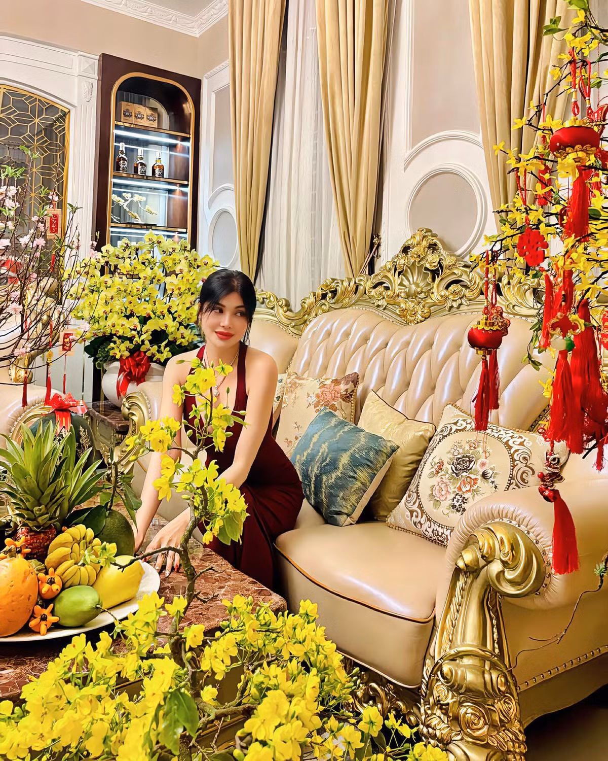 Phòng khách nổi bật với bộ sofa lớn thiết kế cầu kỳ. Ảnh: FB Lily Chen