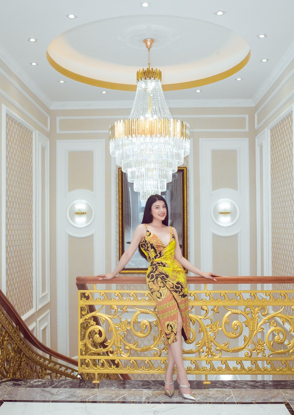 Đèn đèn chùm pha lê cỡ lớn là điểm nhấn của căn nhà. Ảnh: Ngoisao