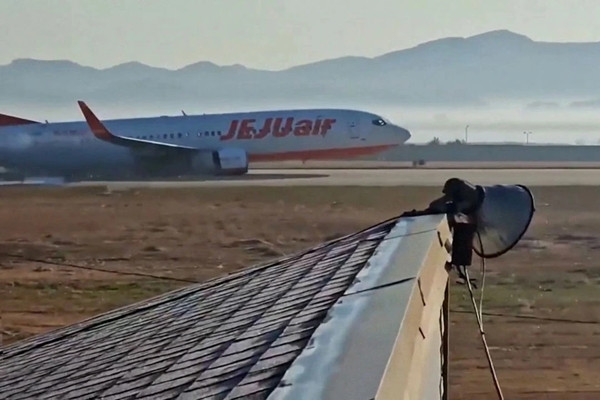 Sáng 29/12, một máy bay Boeing 737-800 của hãng hàng không Jeju Air, chở tổng cộng 181 hành khách từ Bangkok (Thái Lan), gặp sự cố với càng đáp khi tìm cách hạ cánh xuống sân bay quốc tế Muan, cách thủ đô Seoul (Hàn Quốc) khoảng 288km. Ảnh: Reuters