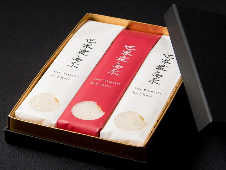 Được sản xuất bởi Tập đoàn gạo Toyo của Nhật Bản, gạo Kinmemai Premium tạo ra từ năm loại gạo Nhật Bản từng đoạt giải thưởng, ủ hương vị trong sáu tháng bằng công nghệ đánh bóng gạo độc quyền của công ty được phát triển cách đây hơn 17 năm. Ảnh: Odditycentral