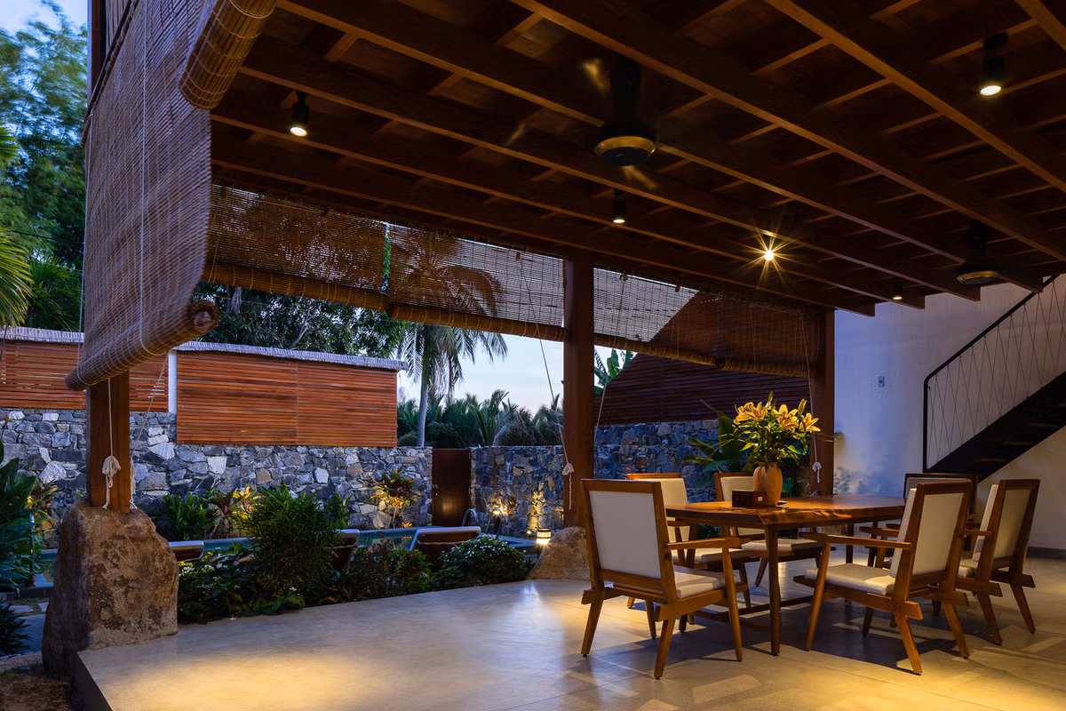 Vật liệu sản xuất tại địa phương kết hợp tay nghề lâu năm của các nghệ nhân được sử dụng rộng rãi nhằm bảo tồn và phát huy các làng nghề thủ công truyền thống trong thời đại sản xuất hàng loạt hiện nay. Ảnh: Quang Tran