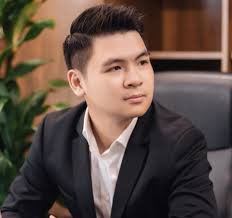 Ngoài vị trí cao nhất tại CLB Hà Nội, Đỗ Vinh Quang còn nắm giữ nhiều vị trí quan trọng trong tập đoàn T&amp;T của gia đình. Hiện vị doanh nhân sinh năm 1995 này đang sở hữu 107,3 triệu cổ phiếu SHB, tương ứng 2,93% vốn. Ảnh: Wikiland