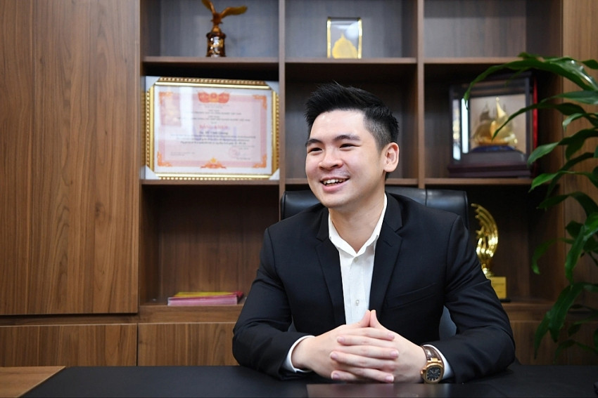 Đỗ Vinh Quang sinh năm 1995, tốt nghiệp Cao học ngành Tài chính tại Anh. Khi mới 20 tuổi, Đỗ Vinh Quang đã gây chú ý với việc mời được CLB Manchester City sang Việt Nam thi đấu giao hữu. Ảnh: Vietnamnet