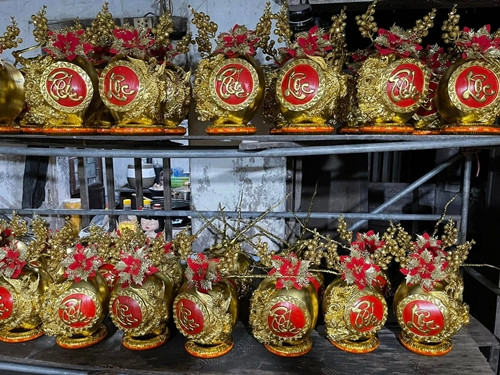 Những trái dừa dát vàng size nhỏ giá từ 200.000 - 300.000 đồng/cặp, dừa size lớn giá 500.000 đồng/cặp. Ảnh: FB Thuỳ Trangg Trần