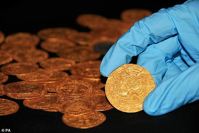 Nhận được kết quả giám định, gia đình Michael vui mừng khôn xiết. Sau đó, đồng xu được đem bán đấu giá Spink and Sons ở London, giúp gia đình Michael nhận về khoản tiền khổng lồ lên tới 648.000 bảng Anh (khoảng 20 tỷ VNĐ), bao gồm cả phụ phí. Ảnh minh họa