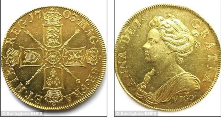 Đó là đồng xu hiếm nhất nước Anh. 2 mặt của đồng xu đều có được in hình đặc biệt gồm hình Nữ hoàng Anne Vigo ra đời vào năm 1702. Các chuyên gia đồ cổ ước tính giá trị đồng xu khoảng 200.000 bảng – 250.000 bảng Anh. Ảnh: Daily Mail