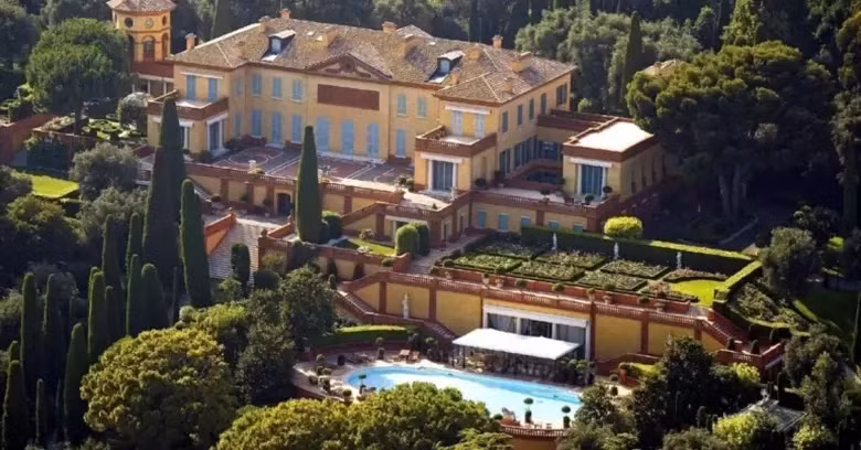 Dinh thự Leopolda tại Côte d'Azur (Pháp) trải dài trên 50 mẫu Anh đất tư nhân, được bao quanh bởi những khu vườn tươi tốt và có tầm nhìn bao quát ra Biển Địa Trung Hải. Ước tính công trình trị giá 750 triệu USD. Ảnh: Capitalexotic