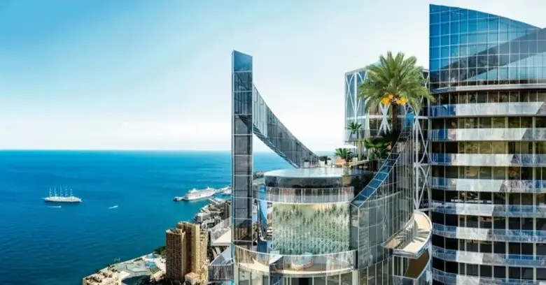 Căn hộ áp mái Odeon Tower ở Monaco sở hữu tầm nhìn đẹp nhất thế giới. Căn hộ 5 tầng bao gồm hồ bơi vô cực riêng với cầu trượt, không gian sống sang trọng và cửa sổ từ sàn đến trần nhìn ra Biển Địa Trung Hải, có giá 387 triệu USD. Ảnh: Capitalexotic