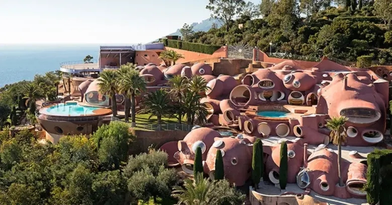 Les Palais Bulles hay “Cung điện bong bóng”, là một công trình kiến trúc độc đáo gần Cannes, Pháp. Mang phong cách tương lai, bất động sản này trông giống như loạt bong bóng, với các phòng tròn và không gian mở, giá 350 triệu USD. Ảnh: Capitalexotic