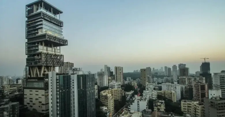 Tọa lạc tại Mumbai, Ấn Độ, tòa nhà Antilia thuộc sở hữu của tỷ phú Mukesh Ambani gồm 27 tầng, có thiết kế chịu được động đất mạnh, trị giá 2 tỷ USD. Ảnh: Capitalexotic