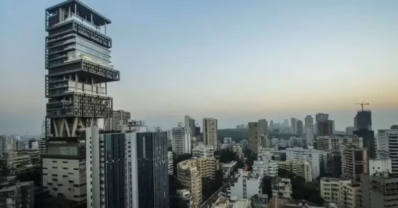 Tọa lạc tại Mumbai, Ấn Độ, tòa nhà Antilia thuộc sở hữu của tỷ phú Mukesh Ambani gồm 27 tầng, có thiết kế chịu được động đất mạnh, trị giá 2 tỷ USD. Ảnh: Capitalexotic