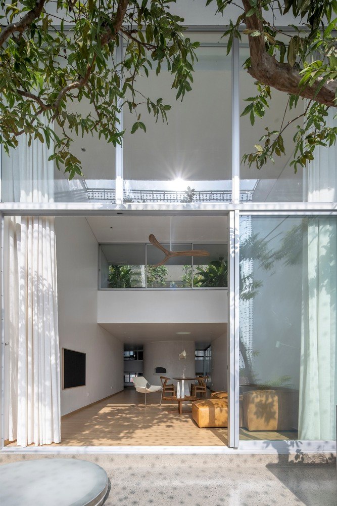 Việc sử dụng thiết kế sàn so le yêu cầu lập kế hoạch cẩn thận và các kỹ thuật kết cấu để đạt được sự kết nối trực quan liền mạch giữa các tầng. Ảnh: Chimnon studio