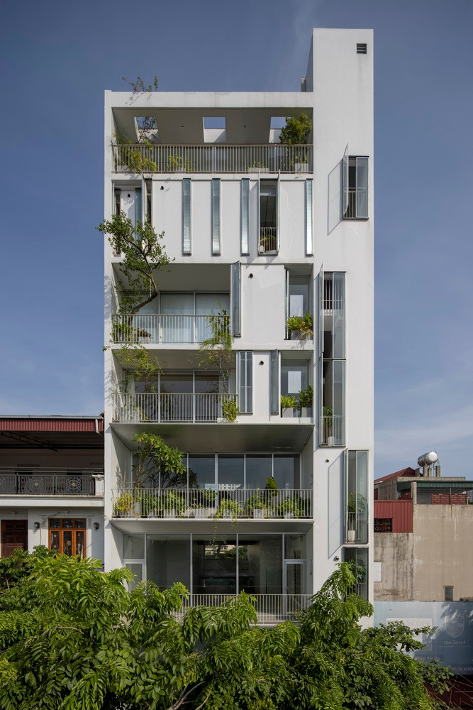 Tọa lạc tại thành phố Bắc Ninh, RB House được xây dựng xuất phát từ mong muốn tạo ra một không gian sống mở nhưng vẫn giải quyết những hạn chế của một lô đất đô thị nhỏ. Ảnh: Chimnon studio