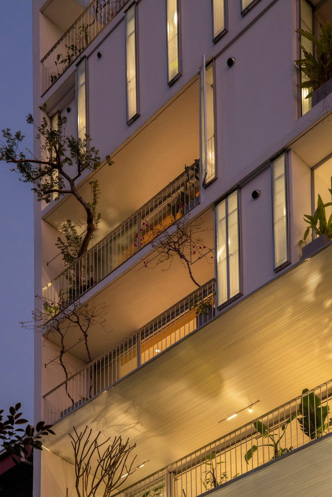 Vật liệu chính bao gồm khung nhôm chất lượng cao cho cửa ra vào và cửa sổ, vừa đảm bảo chức năng vừa mang tính thẩm mỹ. Ảnh: Chimnon studio