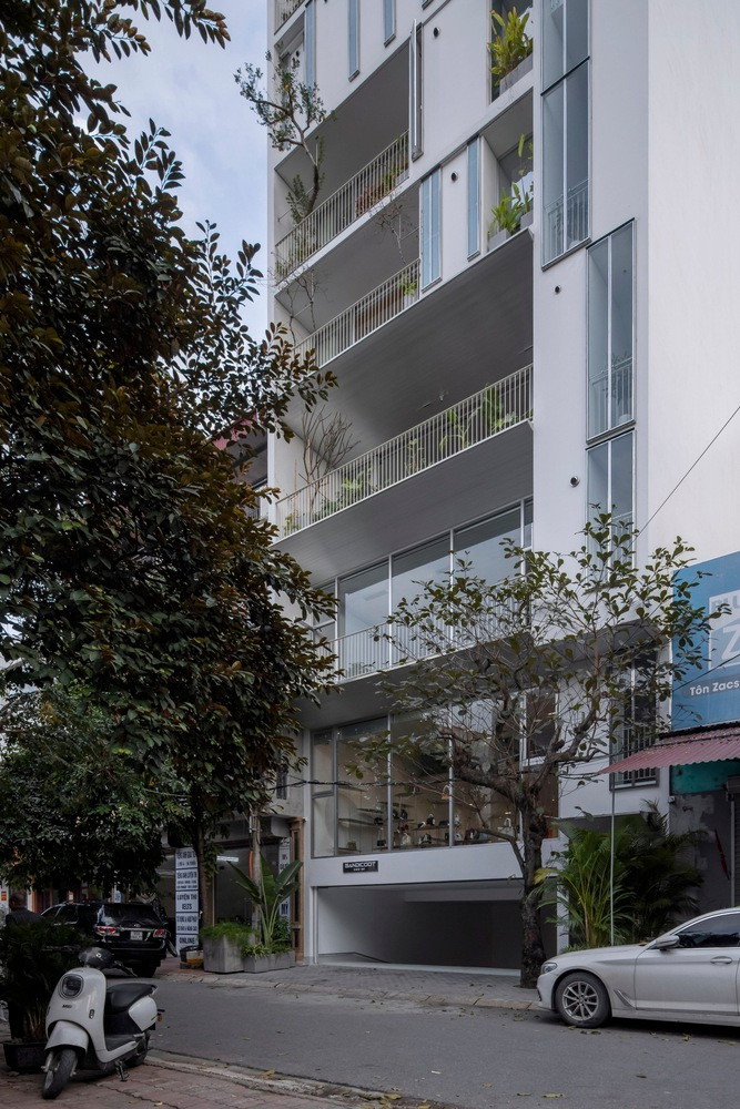 Một trong những thách thức đối với kiến trúc sư là ngôi nhà hướng Tây, tiếp xúc với ánh nắng mặt trời gay gắt vào buổi chiều, dẫn đến tăng hấp thụ nhiệt. Ảnh: Chimnon studio