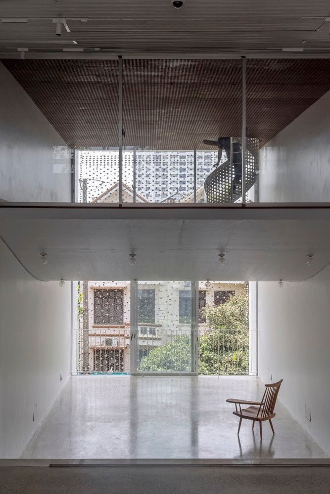 Một khó khăn khác khi thiết kế nhà là duy trì sự cân bằng giữa tính thẩm mỹ hiện đại và sự bền vững của môi trường trong một không gian đô thị nhỏ gọn. Ảnh: Chimnon studio