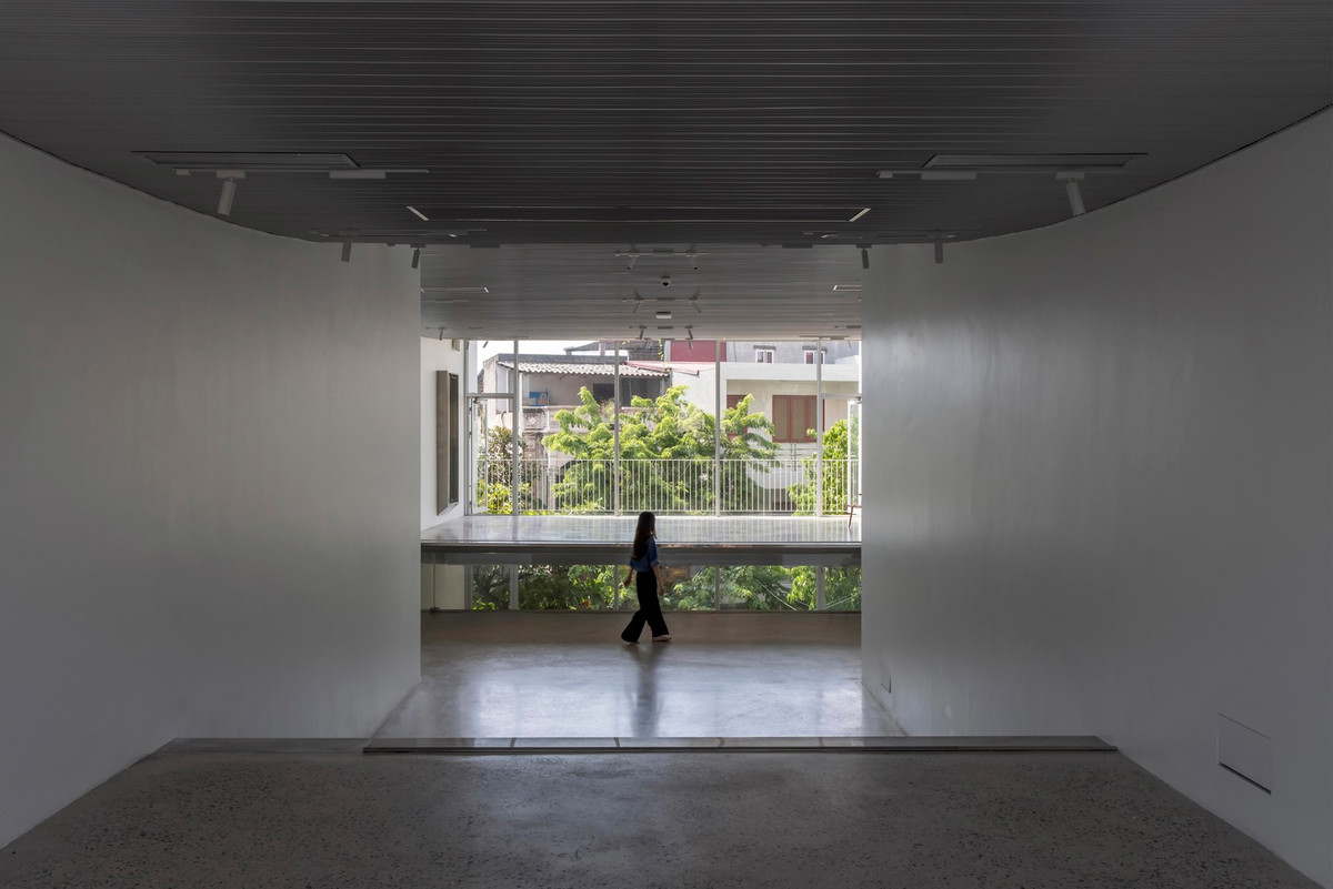 Cấu hình không gian của RBhouse được thiết kế nhằm thúc đẩy sự cởi mở và dòng chảy tự nhiên giữa các không gian. Mặt bằng so le tạo sự liên tục về mặt thị giác giữa các tầng, cho phép ánh sáng và không khí di chuyển qua ngôi nhà một cách tự do hơn. Ảnh: Chimnon studio