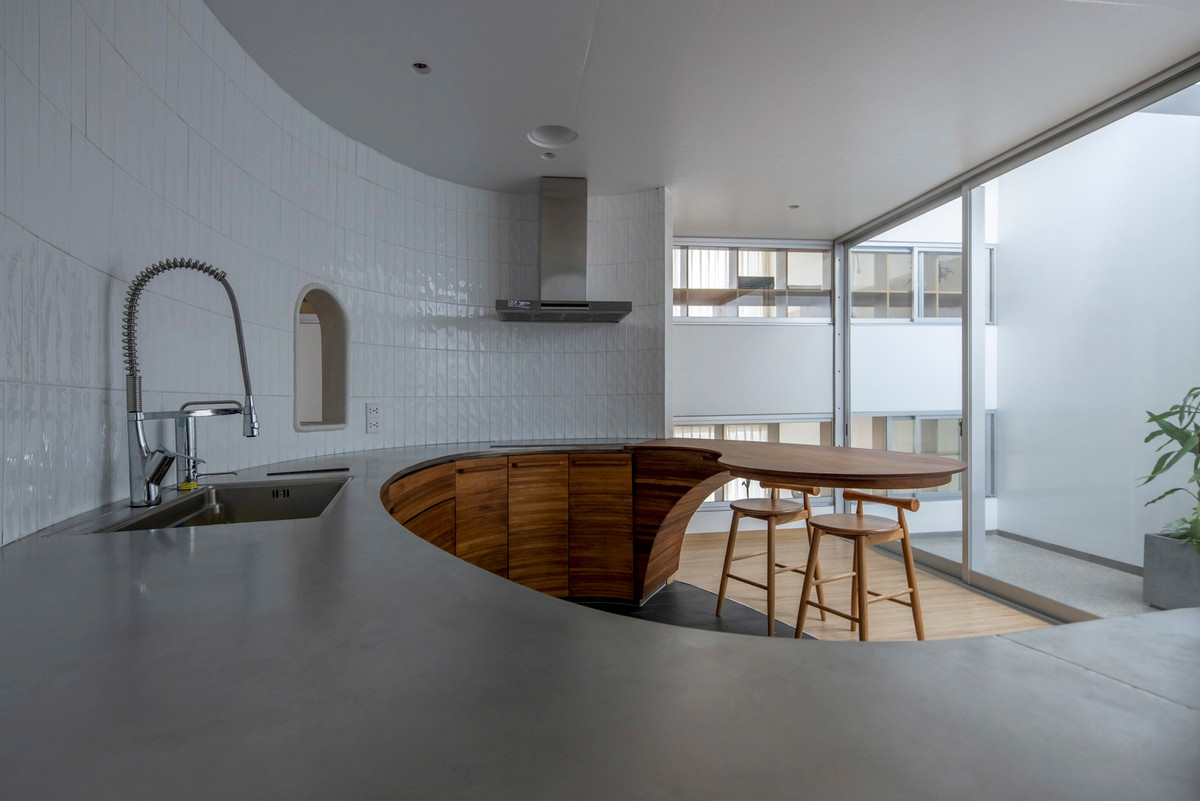 Thiết kế này loại bỏ ranh giới truyền thống của các tầng riêng biệt, giúp di chuyển theo chiều dọc dễ dàng đồng thời tăng cường trải nghiệm tổng thể về sự rộng rãi. Ảnh: Chimnon studio