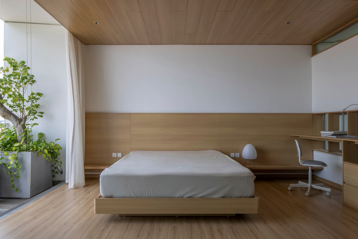 Phòng ngủ đơn giản và thoáng mát. Ảnh: Chimnon studio