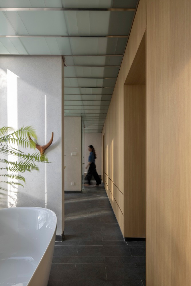 Cây bản địa và vật liệu bền vững được lựa chọn nhằm đảm bảo hiệu quả năng lượng và độ bền. Ảnh: Chimnon studio