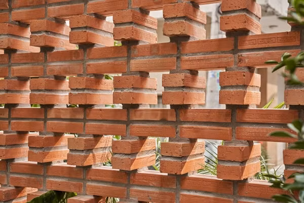 Gạch xếp tạo khoảng trống cho thông gió. Ảnh: Phú Đào Studio