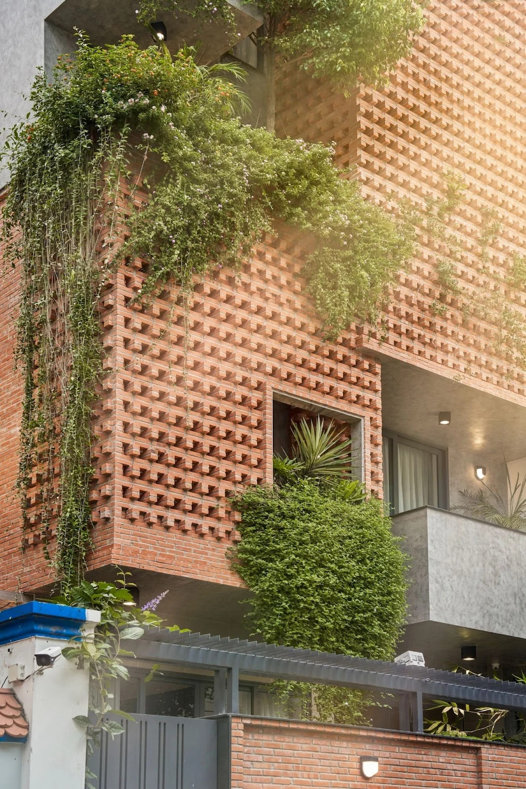 Giải pháp xếp sole 25.000 viên gạch vừa giúp giảm nhiệt cho nhà hướng Tây, vừa tạo điểm nhấn sáng tạo. Ảnh: Phú Đào Studio