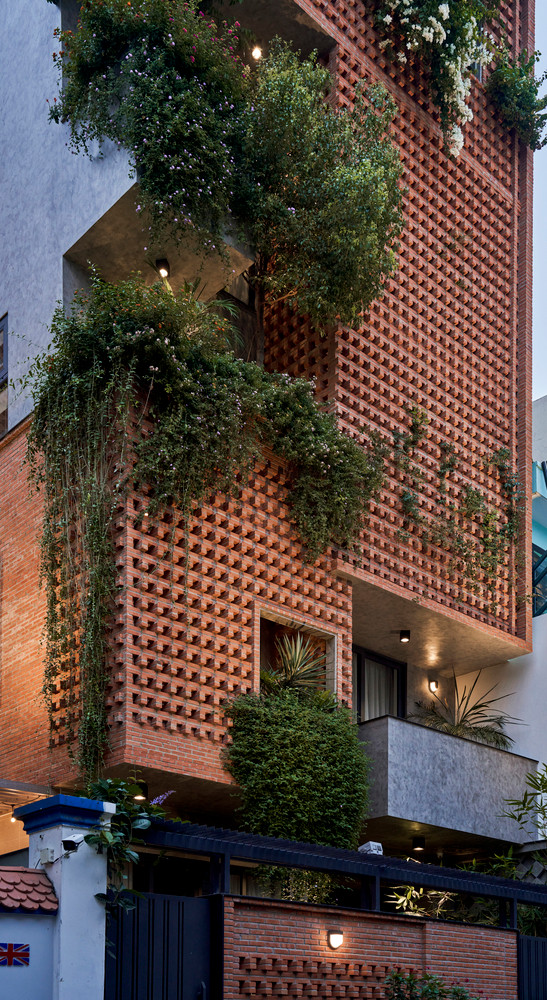 Với diện tích đất xây dựng 185m2 không vuông vắn và bị hạn chế, gia chủ mong muốn có một môi trường sống mát mẻ với nhiều cây xanh để làm dịu tác động của thời tiết. Ảnh: Phú Đào Studio