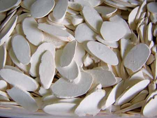 Bên cạnh củ mài tươi, củ mài khô thái lát và bột củ mài cũng khá đắt hàng. Giá bán củ mài khô thái lát khoảng trên 180.000 đồng/kg, bột củ mài nguyên chất khoảng trên 250.000 đồng/kg. Ảnh:Nongsandungha