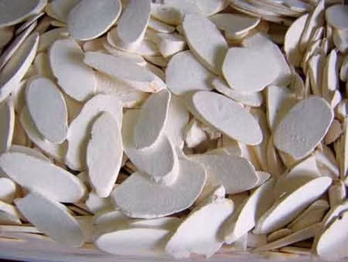 Bên cạnh củ mài tươi, củ mài khô thái lát và bột củ mài cũng khá đắt hàng. Giá bán củ mài khô thái lát khoảng trên 180.000 đồng/kg, bột củ mài nguyên chất khoảng trên 250.000 đồng/kg. Ảnh:Nongsandungha