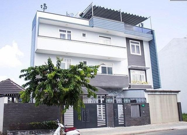 NSƯT Kim Tử Long đang sống trong căn biệt thự 3 tầng, rộng 300m2 ở huyện Bình Chánh (TP HCM). Ảnh: Tiền phong