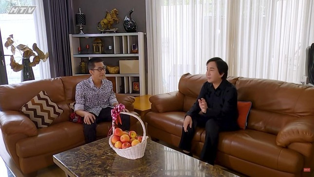 Phòng khách ấm cúng với bộ sofa màu nâu. Ảnh chụp màn hình