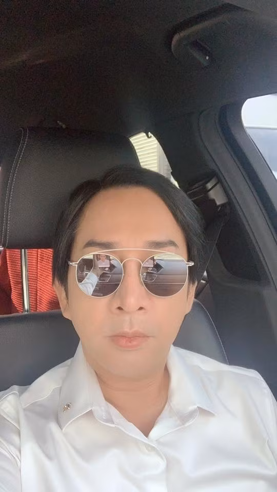 NSƯT Kim Tử Long từng thay đến 30 chiếc xe hơi và hiện đang sử dụng chiếc xe của thương hiệu Mercedes. Ảnh: Dân Việt