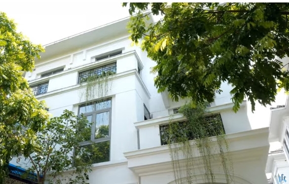 Phía ngoài căn biệt thự được khoác lớp sơn trắng tinh khôi. Ảnh chụp màn hình NhaF