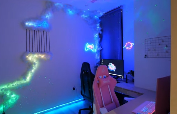 Đặc biệt, đằng sau tủ sách là phòng gaming dành riêng cho vợ chồng gia chủ. Ảnh chụp màn hình NhaF