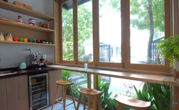 Đặc biệt, gia chủ còn thiết kế một góc để thưởng thức ngay cà phê tại nhà khi không thể ra ngoài. Ảnh chụp màn hình NhaF