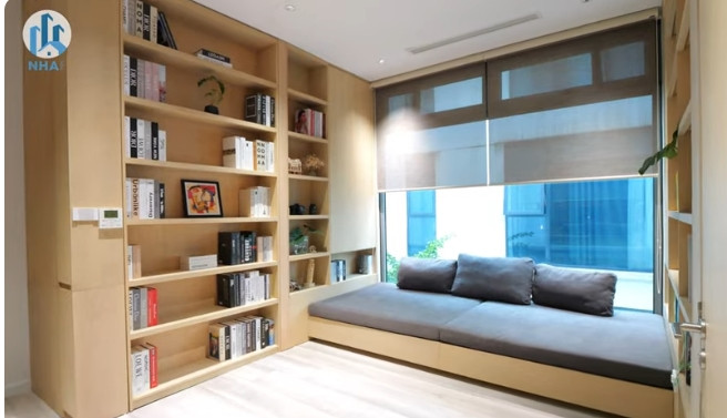Tầng 2 có phòng sinh hoạt chung và đọc sách với gam màu nhẹ nhàng, tự nhiên, mang đến cảm giác thư thái, dễ chịu. Ảnh chụp màn hình NhaF