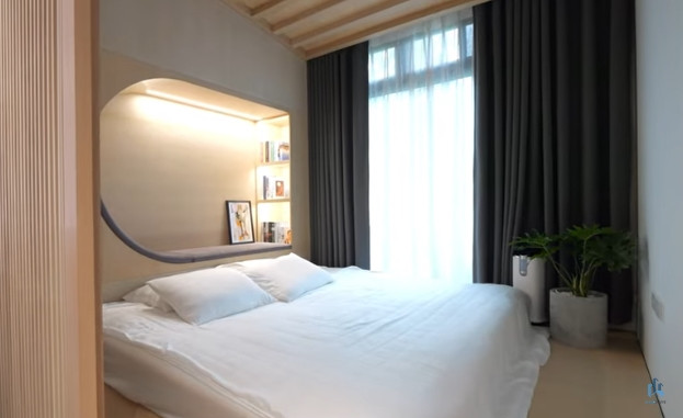 Phòng ngủ mang phong cách Nhật không có giường, sàn nâng lên một chút, có đệm, đầy đủ cây xanh và ánh sáng. Ảnh chụp màn hình NhaF