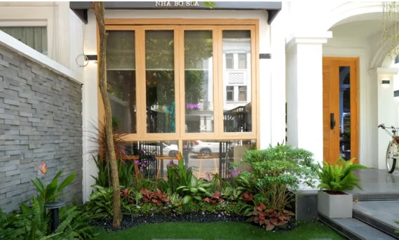 Đây là một căn biệt thự có nhiều nét xanh từ kiến trúc đến vật liệu, giúp gia chủ cảm thấy thoải mái và dễ chịu. Ảnh chụp màn hình NhaF