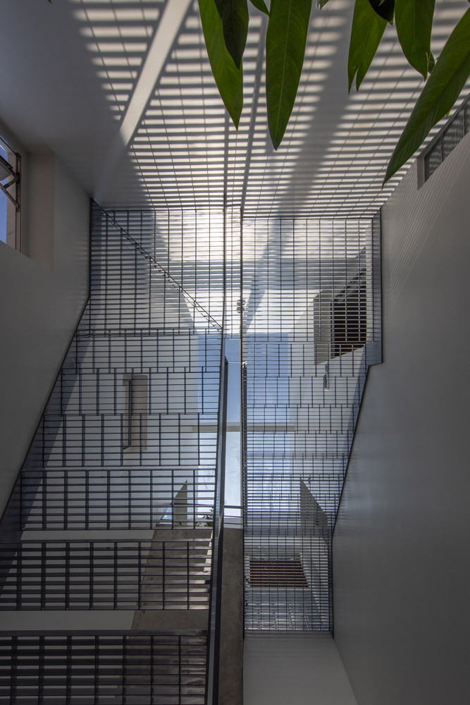 Ngoài ra, kiến trúc sư còn kết hợp tấm lưới thép cho cầu thang và sàn, đảm bảo ánh sáng tự nhiên và lưu thông. Ảnh: Hoang Le