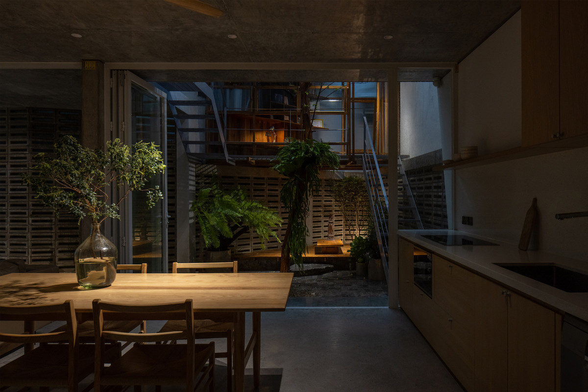 Sự sắp xếp này thúc đẩy lưu thông không khí tự nhiên, mang lại lợi ích cho không gian nội thất bằng cách tăng cường kết nối giữa các phòng, cung cấp ánh sáng tự nhiên và đảm bảo thông gió. Ảnh: Hoang Le