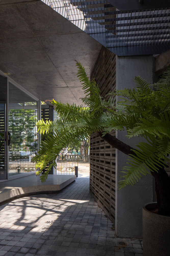 Trong quá trình quy hoạch không gian, kiến trúc sư đã phân bổ một không gian kéo dài từ cổng vào đến ranh giới căn nhà. Ảnh: Hoang Le