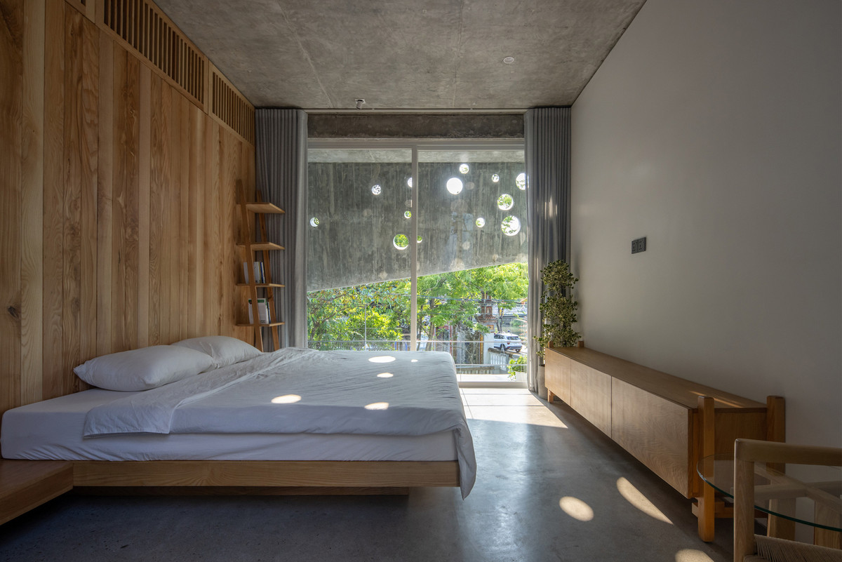 Ánh sáng tự nhiên hiệu quả và thông gió góp phần giảm thiểu sự phụ thuộc vào năng lượng nhân tạo. Ảnh: Hoang Le